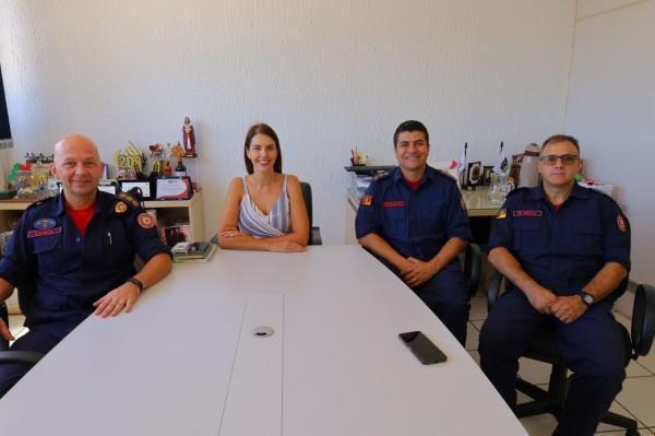 Prefeita recebe integrantes do comando do Corpo de Bombeiros