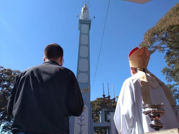 Bispo Dom Adelar Baruffi abençoa toda cidade na manhã de páscoa