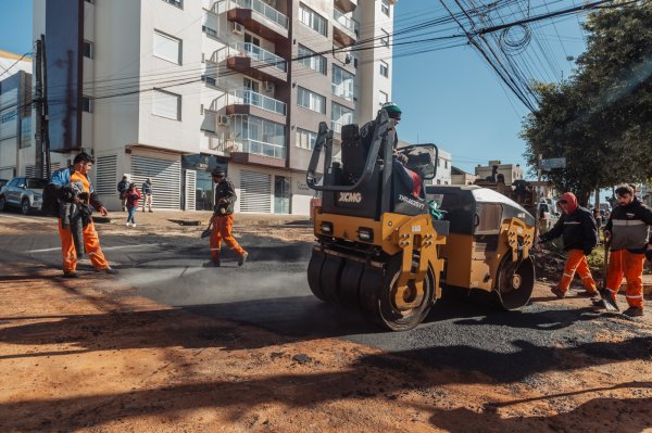 TUBULAÇÃO DE 1963>Trânsito é liberado após conserto de cratera na Voluntários 