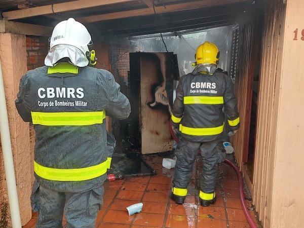 Bombeiros controlam incêndio em residência no bairro Vila Hilda