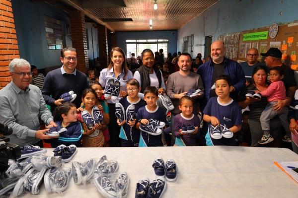 Prefeitura realiza entrega de tênis para alunos da rede municipal de ensino