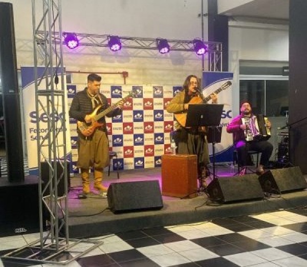 UNICRUZ> Dia do Estudante foi comemorado com show do Nossa Arte Circula RS