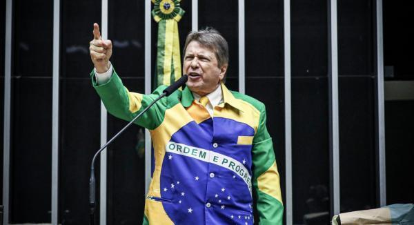 Bibo Nunes fala sobre projeto que permite o uso da bandeira nacional em roupas