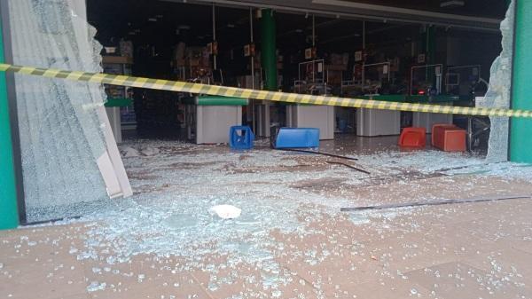 Bandidos assaltam residência e fazem família refém em Não Me Toque