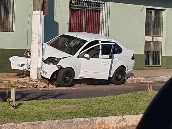 Condutor perde o controle de veículo e bate em poste em Cruz Alta