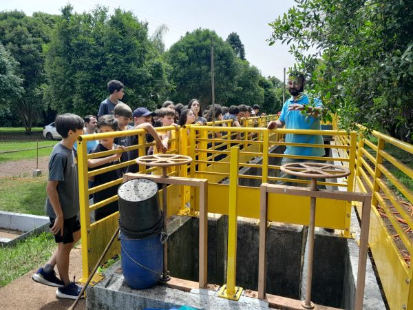 Colégio Totem realiza visita à estação de tratamento de esgoto da Corsan
