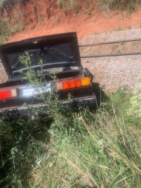 TRÂNSITO> Carro cai próximo aos trilhos em Cruz Alta