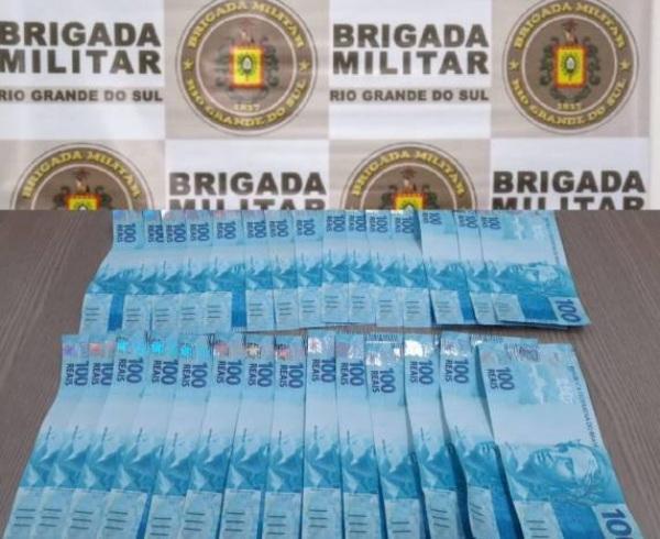 Brigada Militar prende homem com R$ 2.500,00 em notas falsas em Três de Maio