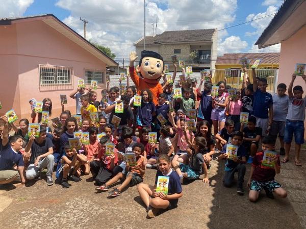 Gibi Turminha do Erico entregue para as escolas Castelo Branco e 18 de Agosto