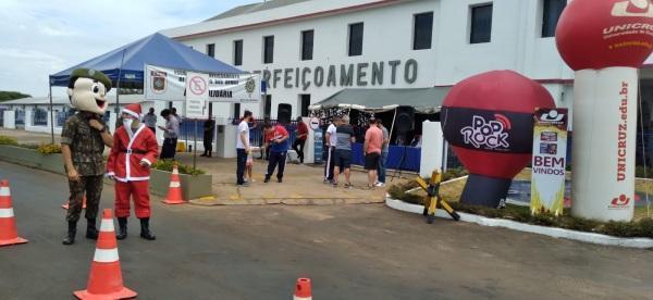 Drive Thru solidário aconteceu no sábado com transmissão da Pop Rock ao vivo