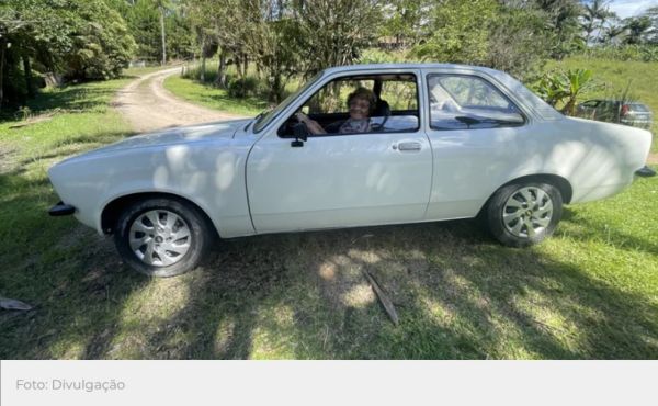 Aos 97 anos, dona Lavínia segue dirigindo o mesmo Chevette há mais de 40 anos