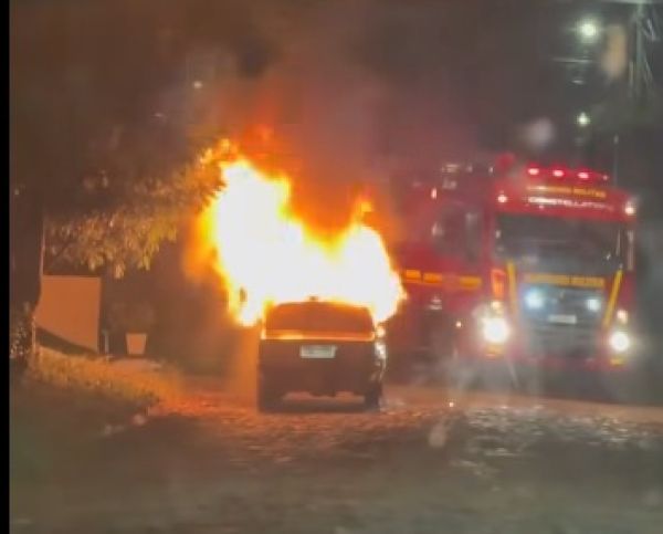 BOMBEIROS> Incêndio destrói carro em via pública no Bairro Educacional
