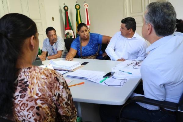 Prefeito e líderes comunitários reúnem-se para tratar de obras no V. Nova II