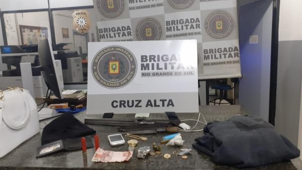 HOMEM É PRESO POR ROUBO A PEDESTRE E PORTE ILEGAL DE ARMA EM CRUZ ALTA .