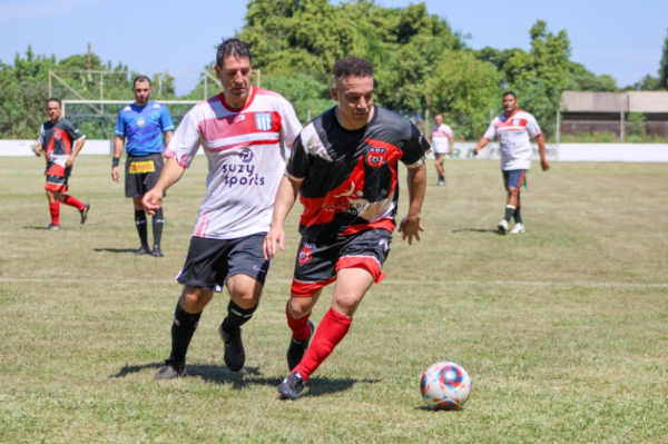 Copa Santa Fé de futebol de campo categoria veteranos começa com muitos gols