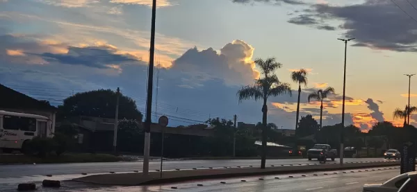 Sábado com sol e nuvens; o tempo não firma, tem pancadas de chuva na tarde