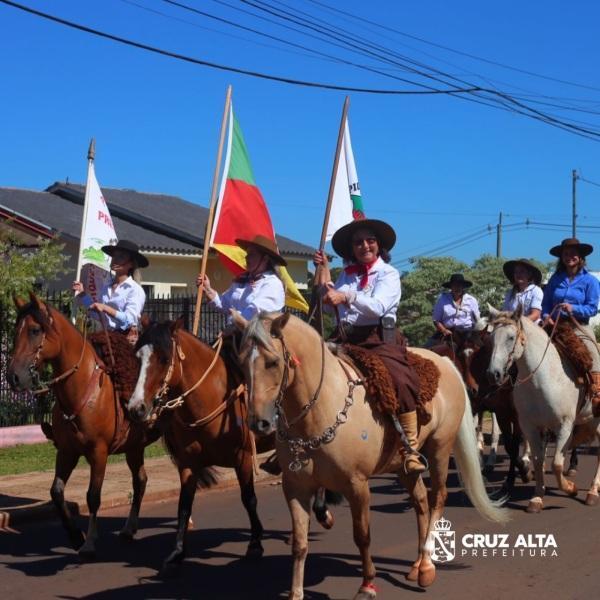 Dezenas de mulheres participam da 15ª Cavalgada Feminina