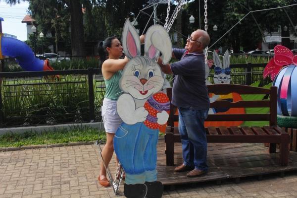 PÁSCOA EM CRUZ ALTA : Praça Erico Verissimo começou a ser decorada 