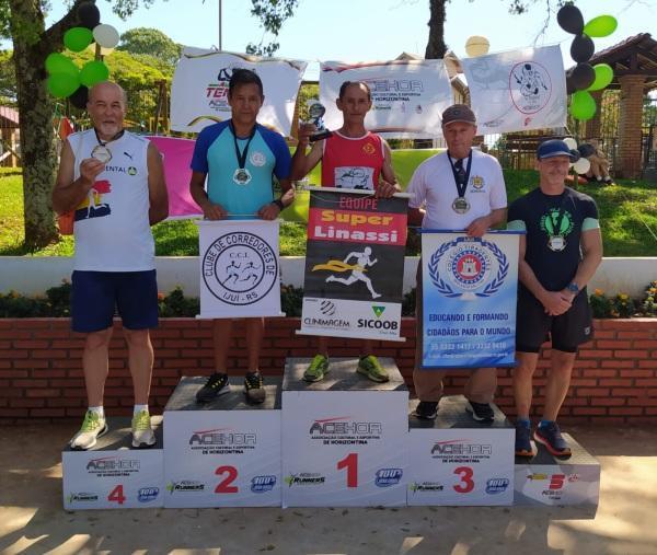 Cruz-Altense Joel Sathes chega em 1º lugar em corrida de rua etapa Horizontina