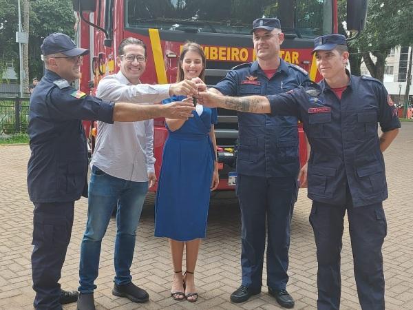 Novo caminhão do Corpo de Bombeiros foi entregue para corporação nesta segunda