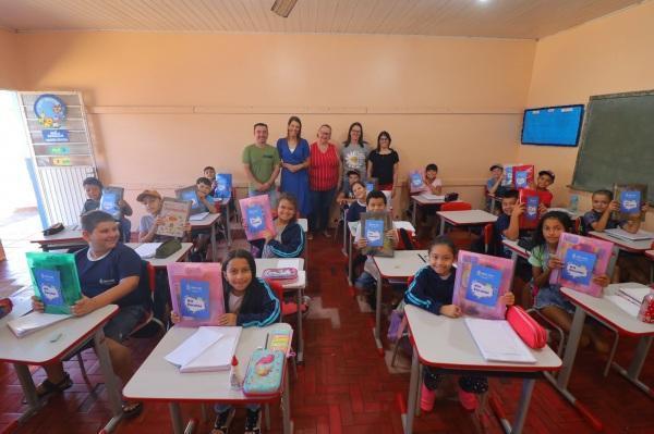 Alunos da rede municipal estão recebendo os kits escolares para o ano de 2023