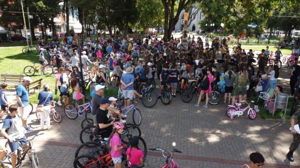 Santíssimas Day reuniu dezenas de famílias na praça Erico Verissimo