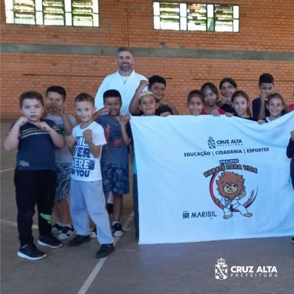 CRAS ofere oficinas de capoeira, karatê e teatro; inscrições estão abertas