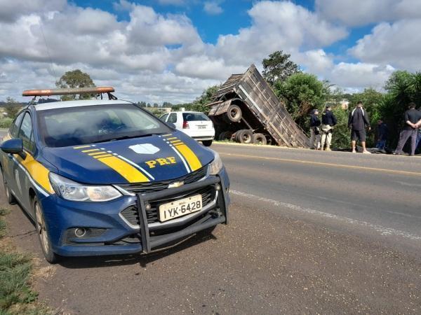 Semi-reboque desengata da Carreta Bi-trem  e sai da pista na BR-158 em C.Alta