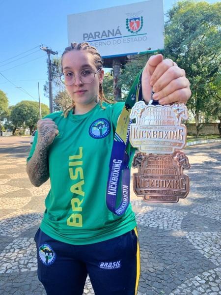 PRATA E BRONZE: Larissa Dresch conquista medalhas no Brasileiro de Kickboxing