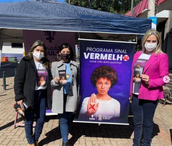 Delegada da DEAM participa da abertura da Campanha Sinal Vermelho em Cruz Alta