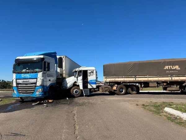 TREVÃO>Acidente Envolve Duas Carretas no Entroncamento das BR-158 com RSC-377 