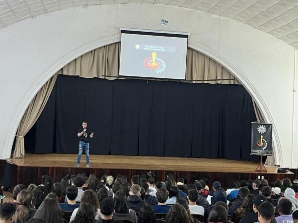Papo de Responsa da Polícia Civil esteve no Instituto Annes Dias em Cruz Alta