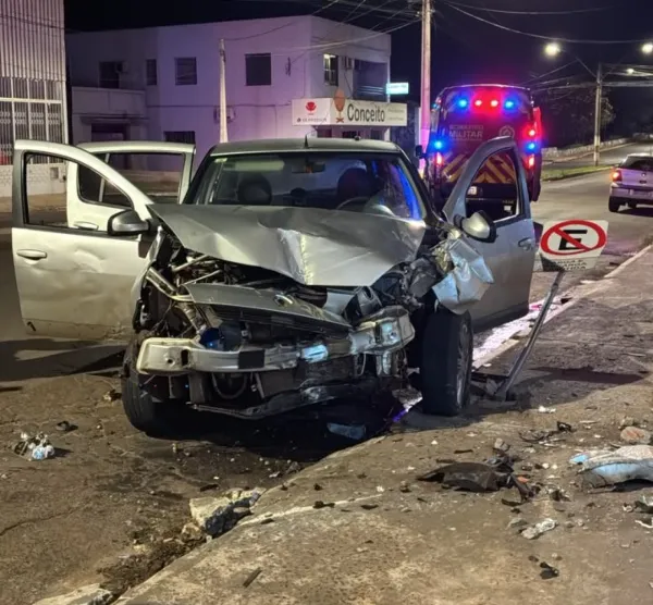 Carro bate contra estabelecimento e alerta sobre trecho da General Osório
