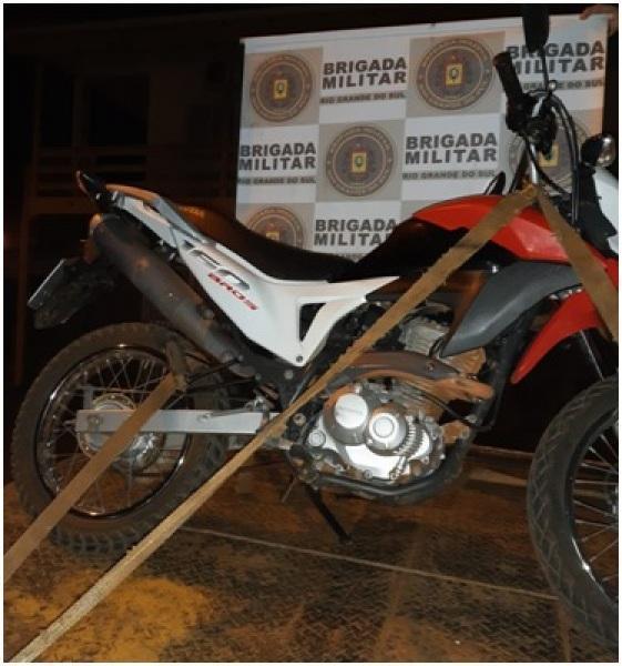 Brigada Militar recupera motocicleta roubada na noite do sábado, 12
