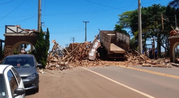 Caminhão Caçamba derruba pórtico de acesso à cidade de Santo Cristo