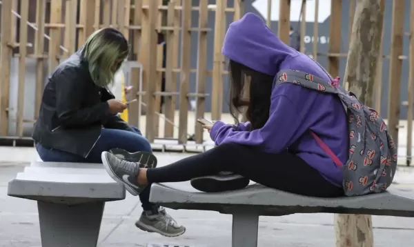 Celular em sala de aula: 86% dos brasileiros apoiam algum tipo de restrição 