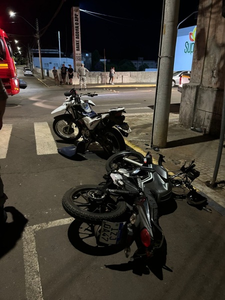 Dois motociclistas ficam gravemente feridos após colisão em rotatória 