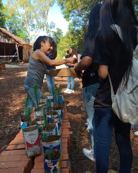 Alunos da EMEF Carlos Gomes visitam Horto Florestal