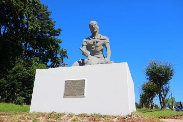 Monumento do Gaúchinho é reinstalado na Avenida Saturnino de Brito