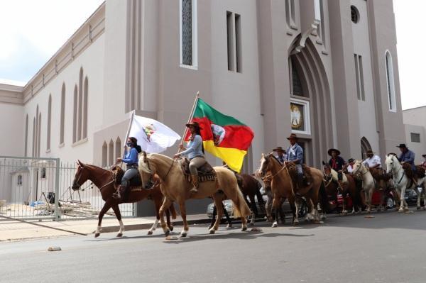 Cavalgada comemorativa dos 200 anos de Cruz Alta foi no sábado