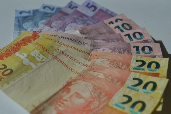 Bolsonaro anuncia aumento do salário mínimo a partir de fevereiro