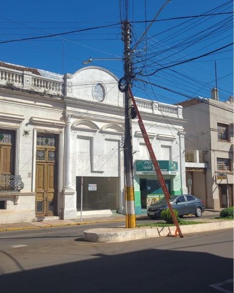 Prefeitura e empresas organizam fios excedentes nos postes de Cruz Alta