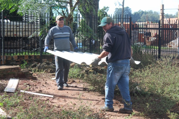 TELHAS> Prefeitura entrega 330 telhas para residências afetadas por temporal 