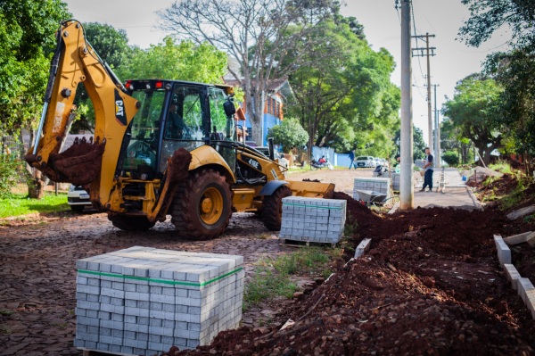 Obra de revitalização da Praça no bairro Santa Terezinha II segue avançando