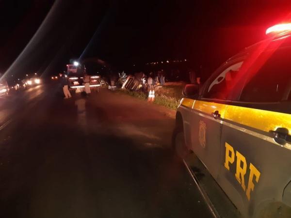 Acidente envolvendo caminhão deixa condutor com lesões