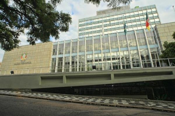 Deputados extinguem aposentadoria de ex-governadores e suas viúvas.