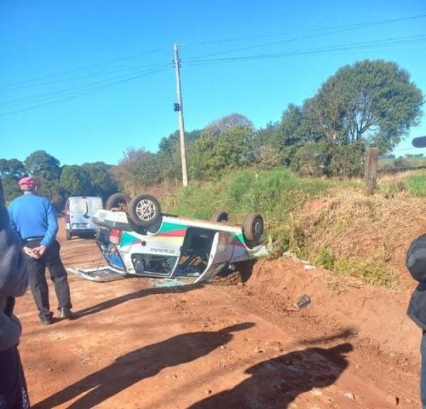 Carro da prefeitura municipal capota na rodovia Luciano Furian