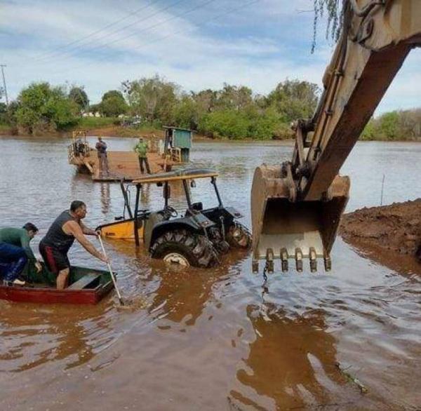 Trator com semeadeira cai no Rio Ijuí entre Cerro Largo e Mato Queimado