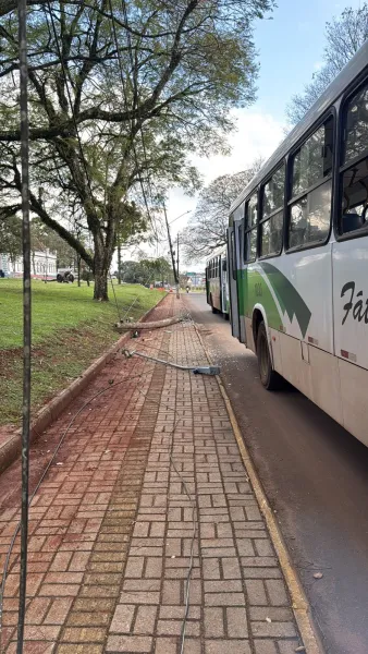 Ônibus colide contra poste para evitar acidente mais grave em Cruz Alta