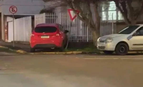 Ford Fiesta bate contra grades de residência em Cruz Alta